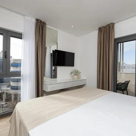 Sunday And Hotel 4*